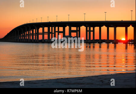 Die Sonne geht auf der Biloxi Bay Bridge, von der Strand in Ocean Springs, Mississippi, am Dez. 18, 2010 gesehen. Stockfoto