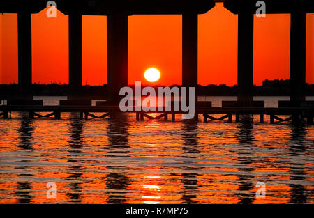 Die Biloxi Bay Bridge, gesehen von der Vorderseite Strand in Ocean Springs, Mississippi, ist durch die untergehende Sonne am Dez. 18, 2010. Stockfoto