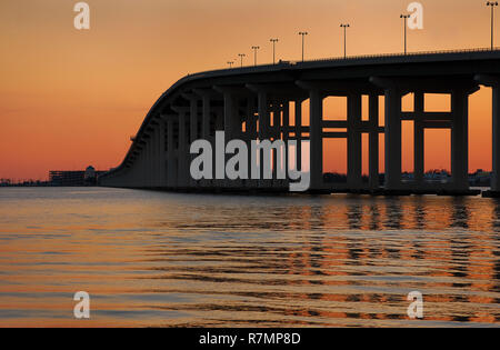 Die Biloxi Bay Bridge, gesehen von der Vorderseite Strand in Ocean Springs, Mississippi, ist durch die untergehende Sonne am Dez. 18, 2010. Stockfoto