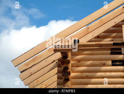 Prozess der Holz- Haus gerade Dachneigung die Vorderansicht. Holz haus Bau Stockfoto