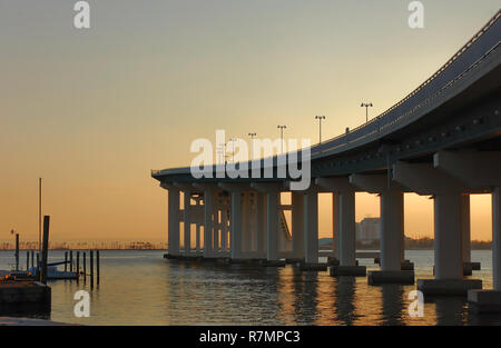 Die Sonne geht auf der Biloxi Bay Bridge, von der Strand in Ocean Springs, Mississippi, am Dez. 18, 2010 gesehen. Stockfoto