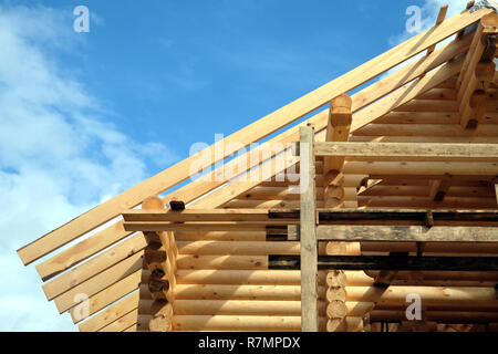 Prozess der Holz- Haus gerade Dachneigung die Vorderansicht. Holz haus Bau Stockfoto