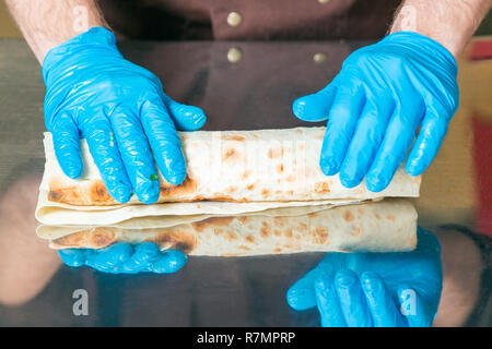 Koch bereitet eine shawarma. Zutaten in lavash Stockfoto