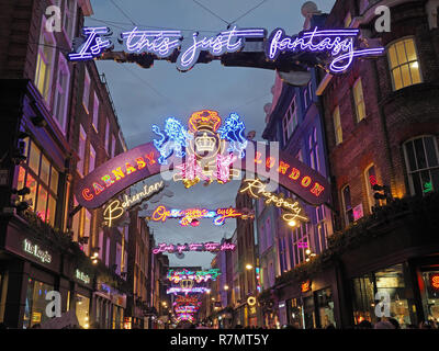 Blick auf die Weihnachtsbeleuchtung in der Carnaby Street In London mit einem Queen inspirierten Bohemian Rhapsody Thema Stockfoto