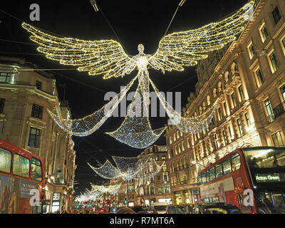 Sehen Sie sich die festlichen Weihnachtsdekorationen bei Nacht an In der Regent Street London 2018 Stockfoto