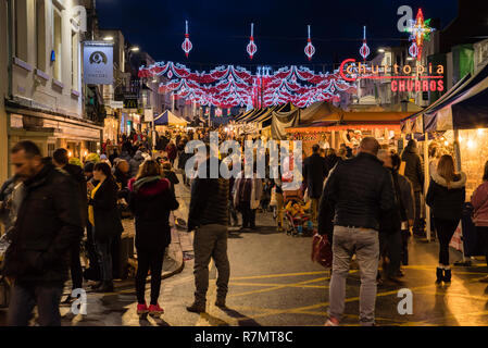 Massen an der Viktorianischen Weihnachtsmarkt und Lichter in der Nacht, Bridge Street, Stratford-upon-Avon, England Stockfoto