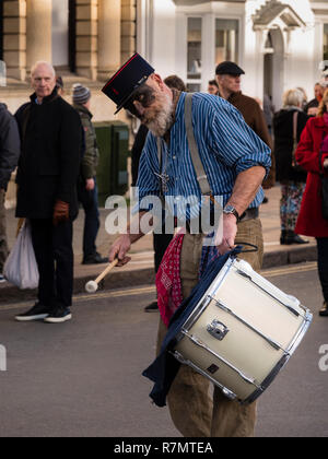 Schwarz konfrontiert Grenzen Morris Dancers im Victorian Weihnachtsmarkt, Stratford-upon-Avon Stockfoto