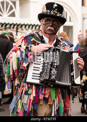 Schwarz konfrontiert Grenzen Morris Dancers im Victorian Weihnachtsmarkt, Stratford-upon-Avon Stockfoto