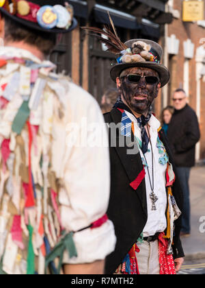 Schwarz konfrontiert Grenzen Morris Dancers im Victorian Weihnachtsmarkt, Stratford-upon-Avon Stockfoto