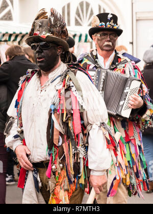 Schwarz konfrontiert Grenzen Morris Dancers im Victorian Weihnachtsmarkt, Stratford-upon-Avon Stockfoto