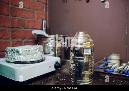 Shisha Zubehör. Desktop für die Person, die die Shisha macht. Details und Tools für die Shisha. elektroherd Für Shisha Kohlen Stockfoto