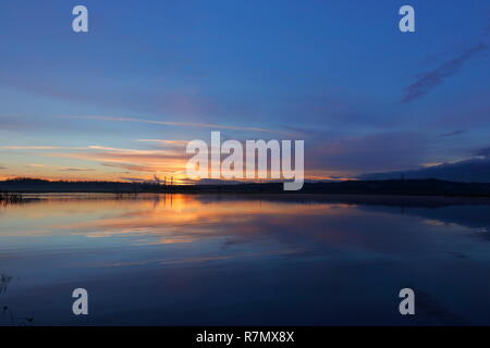 Sonnenaufgang über einem See am RSPB Fairburn Ings Stockfoto