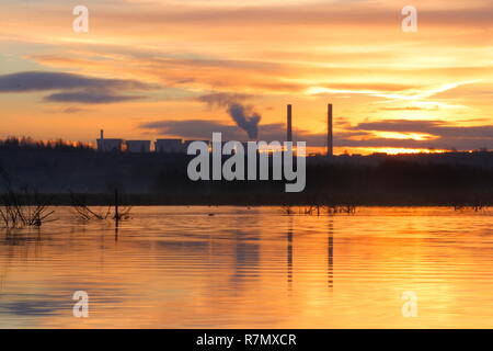 Sonnenaufgang über einem See am RSPB Fairburn Ings Stockfoto