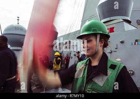 EAST CHINA SEA (20. März 2017) Seaman Sommer Hurley, von Salisbury, Md., Signale aus dem amphibious Transport dock Schiff USS Green Bay LPD (20) auf die militärische Sealift Command Dry Cargo und Munition ship USNS Richard E. Byrd (T-AKE 4) Während eine Auffüll-anforderung auf See. Green Bay, Teil der Bonhomme Richard Expeditionary Strike Group, mit 31 Marine Expeditionary Unit begonnen, ist auf einer Routinepatrouille in der Indo-Asia-pazifischen Region Partnerschaften zu verbessern und eine fertige Antwort für jede Art von Kontingenz. Stockfoto