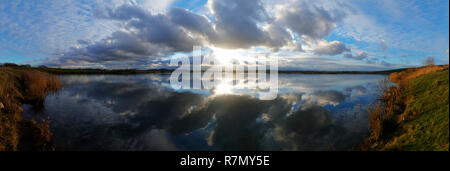 Fast ein Spiegelbild des Cloud Reflexionen über den See an St. Aidan's Country Park in Leeds Stockfoto