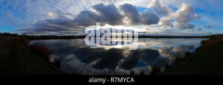 Fast ein Spiegelbild des Cloud Reflexionen über den See an St. Aidan's Country Park in Leeds Stockfoto