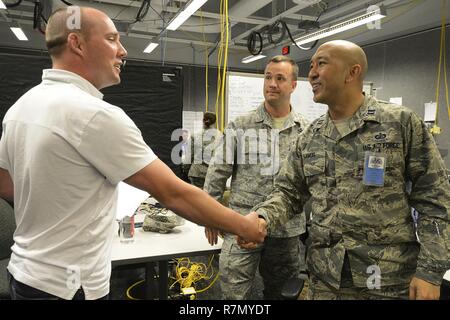 Senior Airman Derek Berry, 355 Vertragsparteien Squadron Vertragsparteien Administrator, Bau Flug, Davis-Monthan AFB, Florida, grüßt Kapitän Louson Ramos, Branch Chief der National Reconnaissance Office, Virginia, während der Vertrag unterstützen Gemeinsame Ausübung-17, 20. März 2017 in Fort Bliss, Texas. Berry, aus Grand Rapids, Michigan, ist eine Rolle als Vertreter der örtlichen Handelskammer, begrüßte die Teilnehmer. In diesem Jahr wird die Übung besteht aus zwei Phasen. Die Teilnehmer beginnen mit einer Woche zu Wissenschaftlern gewidmet, durch eine Woche von OCS-Szenario e gefolgt Stockfoto