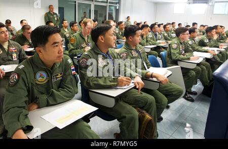 Piloten von der Royal Thai Air Force (RTAF), Republik Singapur Air Force (RSAF) und der US Air Force (USAF) hören während einer Mission Briefing für Übung bewältigen Tiger 2017 Korat Royal Thai Air Force Base, Thailand, 21. März 2017. Über 1.200 USA, Thai und Singapurischen militärische Mitglieder werden in CT 17 teilnehmen. Die jährliche multilaterale Übung ist die Verbesserung der gemeinsamen Bekämpfung der Bereitschaft und der Interoperabilität zwischen der Republik Singapur Air Force, Royal Thai Air Force, US Air Force, während gleichzeitig Stärkung der militärischen Beziehungen der drei Nationen". Stockfoto