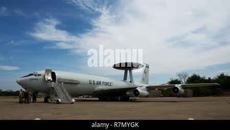 Ein US Air Force E-3 Sentry Airborne Warn- und Kontrollsystems (AWACS) der Flugzeuge der 961St Airborne Air Control Squadron (AACS) bereitet sich für eine Mission während der Übung bewältigen Tiger 2017 Korat Royal Thai Air Force Base, Thailand, 21. März 2017. Die 961St AACS ist ein Kampf - Bereit für E-3 Squadron, die zerstreuten Befehl und Kontrolle, Überwachung, Erkennung und Identifikation, weitere Maximierung der Interoperabilität zwischen den USA, Thailand und Singapur Streitkräfte, die in der Bewältigung nicht wesentlich ist - traditionelle sicherheitspolitische Herausforderungen wie beispielsweise maritime Sicherheit und Terrorismus Stockfoto