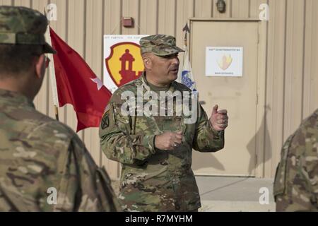 Brig. Gen. Alberto Rosende, Kommandierender General der 1. Mission unterstützt den Befehl, eine Armee finden Einheit aus Fort Buchanan, Puerto Rico, spricht über die Bedeutung der Schulter sleeve Insignia vor dem Patching Zeremonie für die 246Th Quartermaster Firma (leichenhalle Angelegenheiten) im Camp Arifjan, Kuwait, am März 20, 2017. Stockfoto