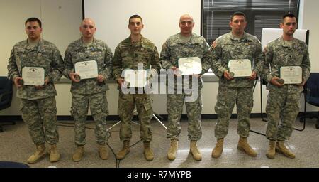 Die ersten beiden Mannschaften eine hervorragende Bewertung des eingebauten Schießwesen erhielt eine Army Achievement Medal und eine hervorragende Treffsicherheit Münze aus der US-Armee finden Treffsicherheit Programm am Fort McCoy, Wis., 20. März 2017, während des Betriebs Cold Steel zu erreichen. Zu erreichen verehrte Mannschaften Ergebnis muss mindestens Insgesamt 900 von 1.000 Punkte bei Tag und Nacht live-Feuer. Im Bild von links nach rechts sind: Sgt. Eric Holz-, SPC. Rang Crosley und Pfc. Chase Schoeller, 318 taktische Psychologische Operationen Company, USA Armee die zivilen Angelegenheiten und psychologische Operationen des Befehls, ein Stockfoto