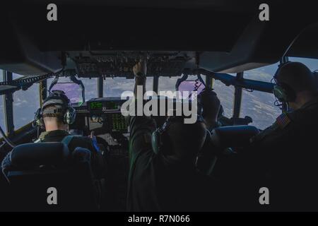 Staff Sgt. Christopher Hofer, 36th Airlift Squadron Lademeister, spiegelt ein Kraftstoff Schalter während der ersten Yokota C-130J Hercules Super training Sortie über den Himmel von Japan am 20. März 2017. Durch Umlegen des Schalters muss die Crew Mitglieder sind in der Lage, den Tanks zu richtig Gleichgewicht. Stockfoto