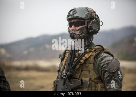 Republik Korea Marine Gunnery Sgt. Myungsoo Lee mit 1St Reconnaissance Bataillon, 1st Marine Division, überwacht seine Marines schießen auf susong Ri live Feuer, Republik Korea, 20. März 2017 als Teil von Korea Marine übung Programm 17-6. Die ROK Marine Corps ist ein professionelles, warfighting Organisation, wir freuen uns auf die Zusammenarbeit mit während der zukünftigen kombinierten oder gemeinsame Aktionen in der Region. Stockfoto