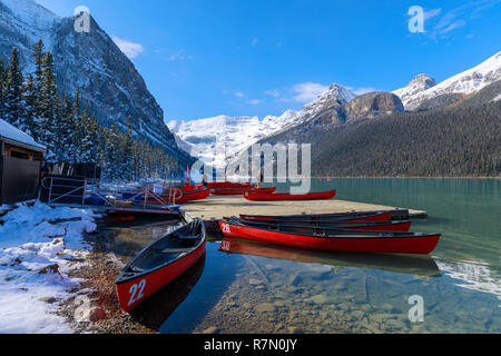 Alberta, Kanada - 7. Oktober 2018: Rote Kanus am Lake Louise mit Rocky Mountain im Banff National Park Stockfoto