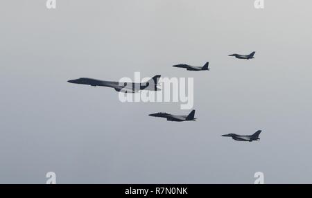 Ein US Air Force B-1B Lancer führt eine bilaterale Mission in der Nähe von Japan mit Koku-Jeitai (Japan Air Verteidigung-kraft) F-15J Adler, eine bilaterale Mission mit der Republik Korea Air Force F-15 K Slam Adler in ROK Luftraum durchgeführt. Stockfoto