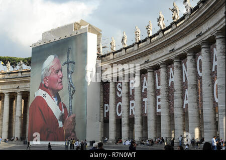 Gian Lorenzo Berninis Kolonnaden am Petersplatz in Vaticano aufgeführten Weltkulturerbe von der UNESCO im Vatikan, Rom, Italien. 4. Mai 2011 © wojciech Stro Stockfoto