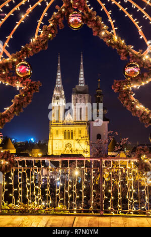 Advent in Zagreb, ein Blick auf die Kathedrale von Zagreb in der Nacht Stockfoto