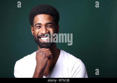 Schöner Mann vor einem farbigen Hintergrund Stockfoto
