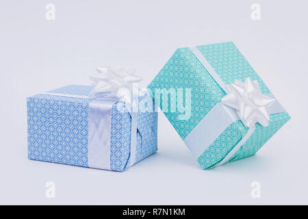 Geschenkboxen in blauem Papier gewickelt. Blau und Türkis Geschenk Box mit weißem Band. Geschenke für Saint Valentines Tag. Stockfoto
