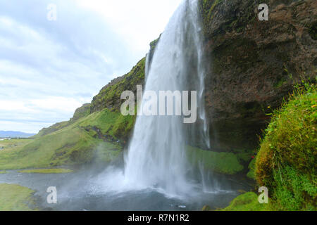 Seljalandsfoss fällt im Sommer Aussicht, Island. Isländische Landschaft. Stockfoto
