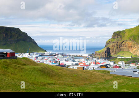 Heimaey Stadt Luftaufnahme von Vulkan Eldfell. Island Landschaft. Westman Inseln Stockfoto