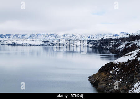 Oskjuvatn See an der Askja, Island. Zentrale Hochland von Island Sehenswürdigkeiten. Vulkanische anzeigen Stockfoto