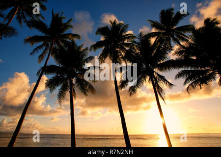 Bunte Sonnenaufgang am Strand in Lavena Dorf auf Taveuni Island, Fidschi. Taveuni ist die drittgrößte Insel in Fidschi. Stockfoto