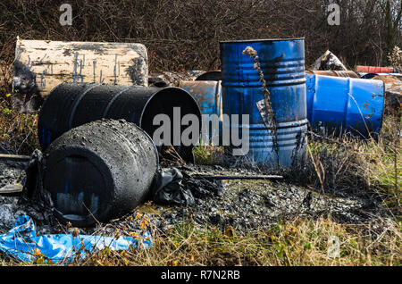 Fässer toxischer Abfälle in der Natur, die Verschmutzung der Umwelt. Stockfoto