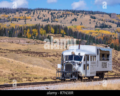 Galloping Goose auf den Spuren der Cumbres & Toltec Scenic Railroad zwischen Chama, New Mexico und Antonito in Colorado. Stockfoto