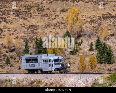 Galloping Goose auf den Spuren der Cumbres & Toltec Scenic Railroad zwischen Chama, New Mexico und Antonito in Colorado. Stockfoto