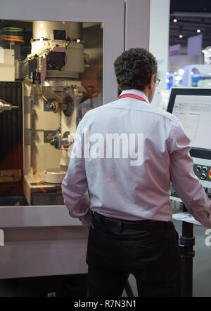 Industriemechaniker Eingangsdaten Programmierung für 5 Achsen CNC-Schleifmaschine Stockfoto