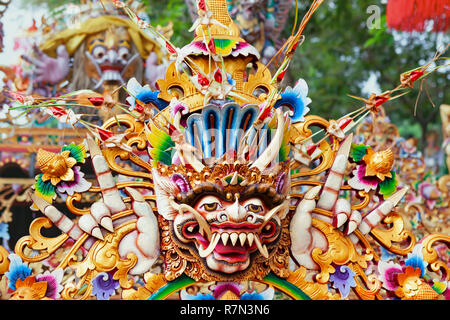 Traditioneller balinesischer Tempel alte Dekoration für religiöser Feiertag Festival und Preisverleihung - geschnitzte Hindu Schutzgeist Bhoma. Bali Kunst, Kultur Stockfoto