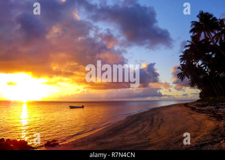 Bunte Sonnenaufgang am Strand in Lavena Dorf auf Taveuni Island, Fidschi. Taveuni ist die drittgrößte Insel in Fidschi. Stockfoto