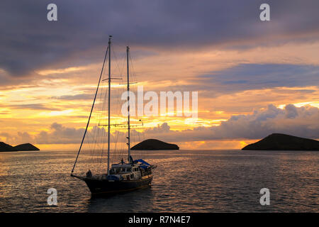 Silhouette touristischen Segelboot bei Sonnenaufgang, verankert in der Nähe von chinesischer Hut Insel im Nationalpark Galapagos, Ecuador Stockfoto