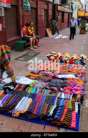 Anzeige der traditionellen Textil an der Straße Markt in Montevideo, Uruguay. Montevideo ist die Hauptstadt und größte Stadt von Uruguay. Stockfoto