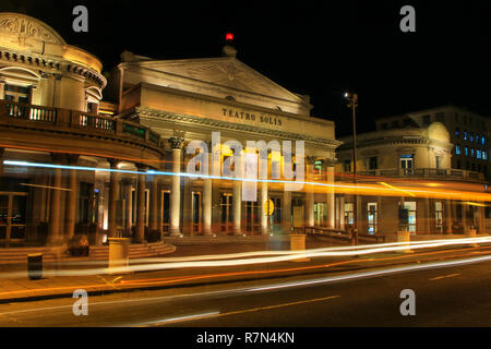 Solis Theater bei Nacht mit Ampel in der Altstadt von Montevideo, Uruguay. Es wurde 1856 eröffnet. Stockfoto