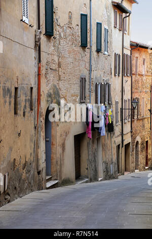 Schmale Straße im historischen Zentrum von Montalcino entfernt, Val d'Orcia, Toskana, Italien. Die Stadt hat ihren Namen von einer Vielzahl von Eiche, die einmal covere Stockfoto