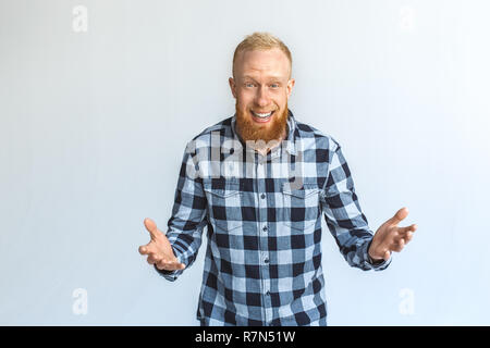 Freestyle. Reifen Mann isoliert auf graue Hände beiseite lächelt Fröhlich Stockfoto