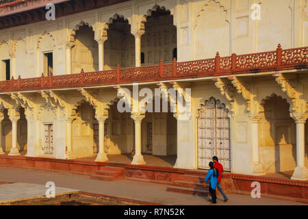 Arcade umliegenden Anguri Bagh (Grape Garden) in Agra Fort, Uttar Pradesh, Indien. Das Fort wurde in erster Linie als militärische Struktur gebaut, wurde aber später Stockfoto