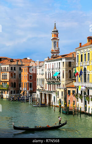 Bunte Gebäude entlang Canal Grande in Venedig, Italien. Venedig befindet sich in einer Gruppe von 117 kleine Inseln, die durch Kanäle getrennt und verbunden Stockfoto